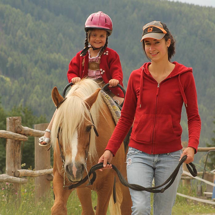 Horse riding with childrens